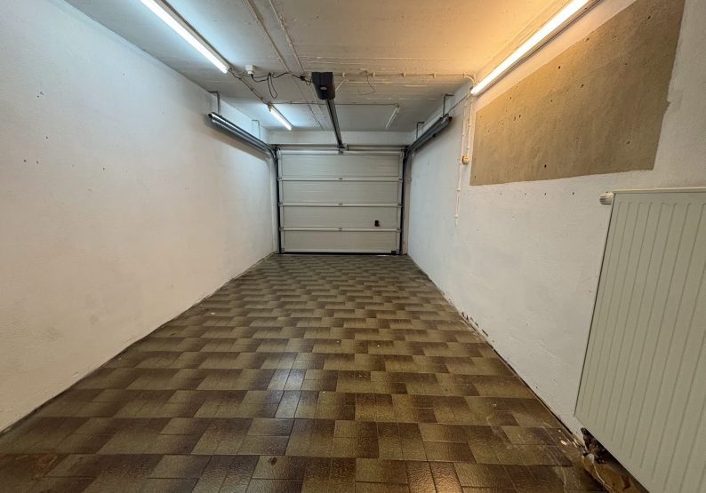 11 - Garage